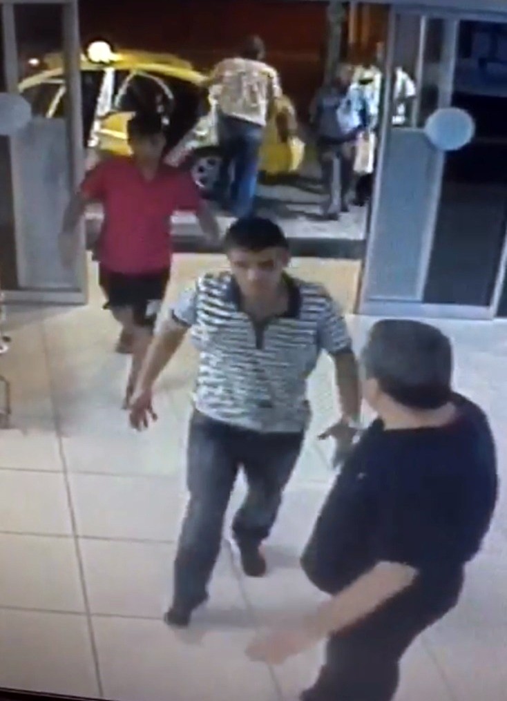 Bıçaklandıktan sonra hastaneye yürüyerek giden genç öldü