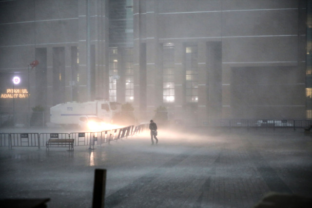 İstanbul'da şiddetli yağış ve fırtına nedeniyle metro, metrobüs ve Marmaray seferleri durdu