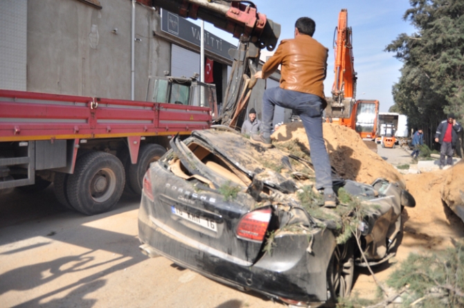 Duvarın altında kalan 600 bin liralık Porsche bu hale geldi