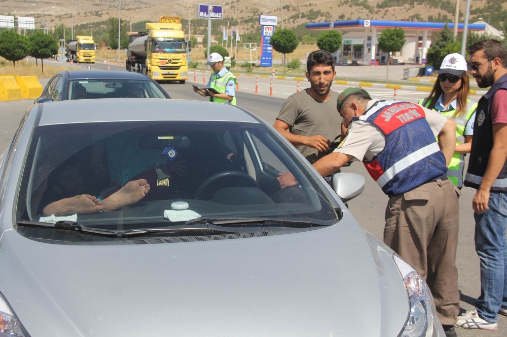 Kontrol noktasına böyle girdi, cezayı yedi