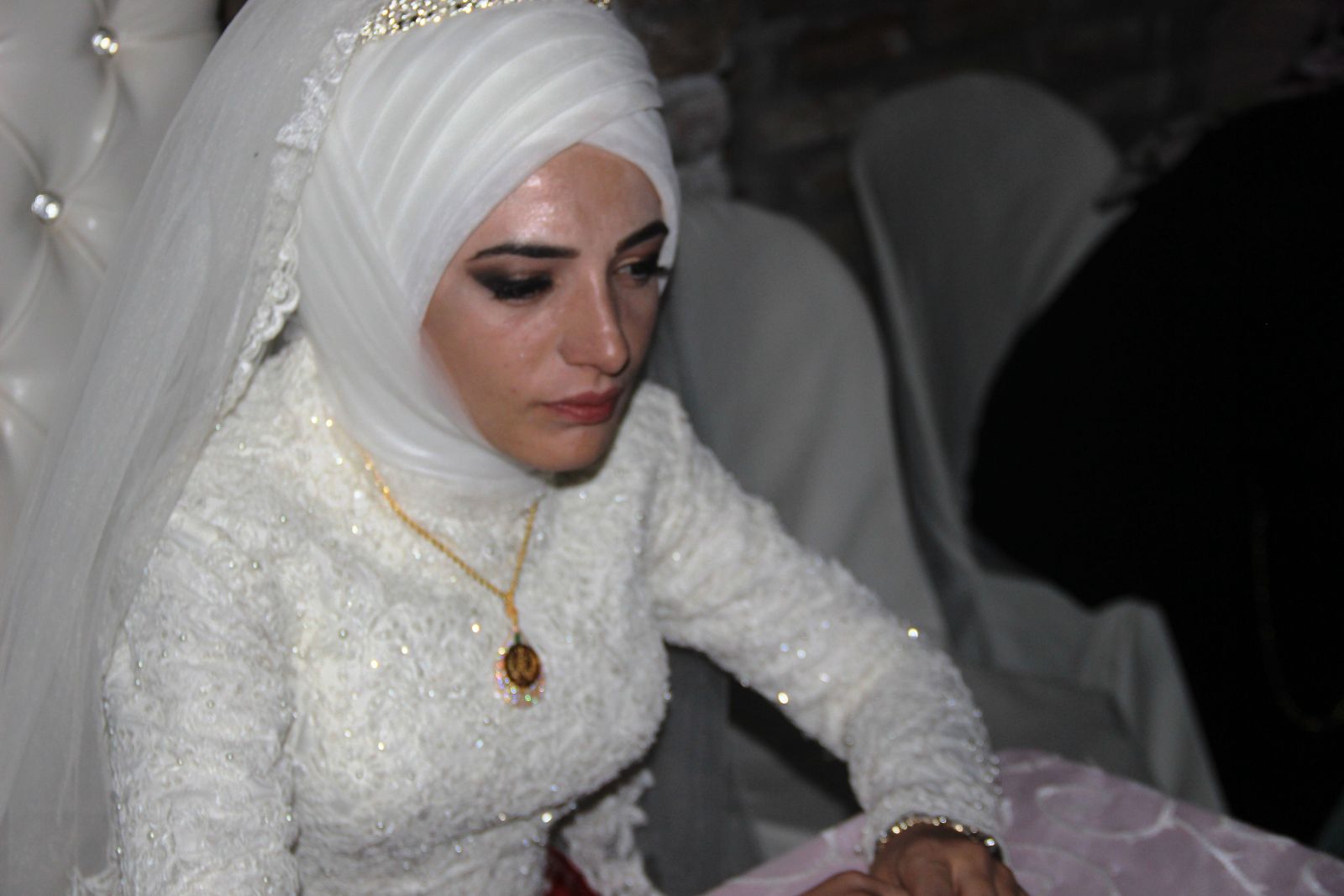 Düğününde elektrikler kesilen gelin ve damat salonu terk etti