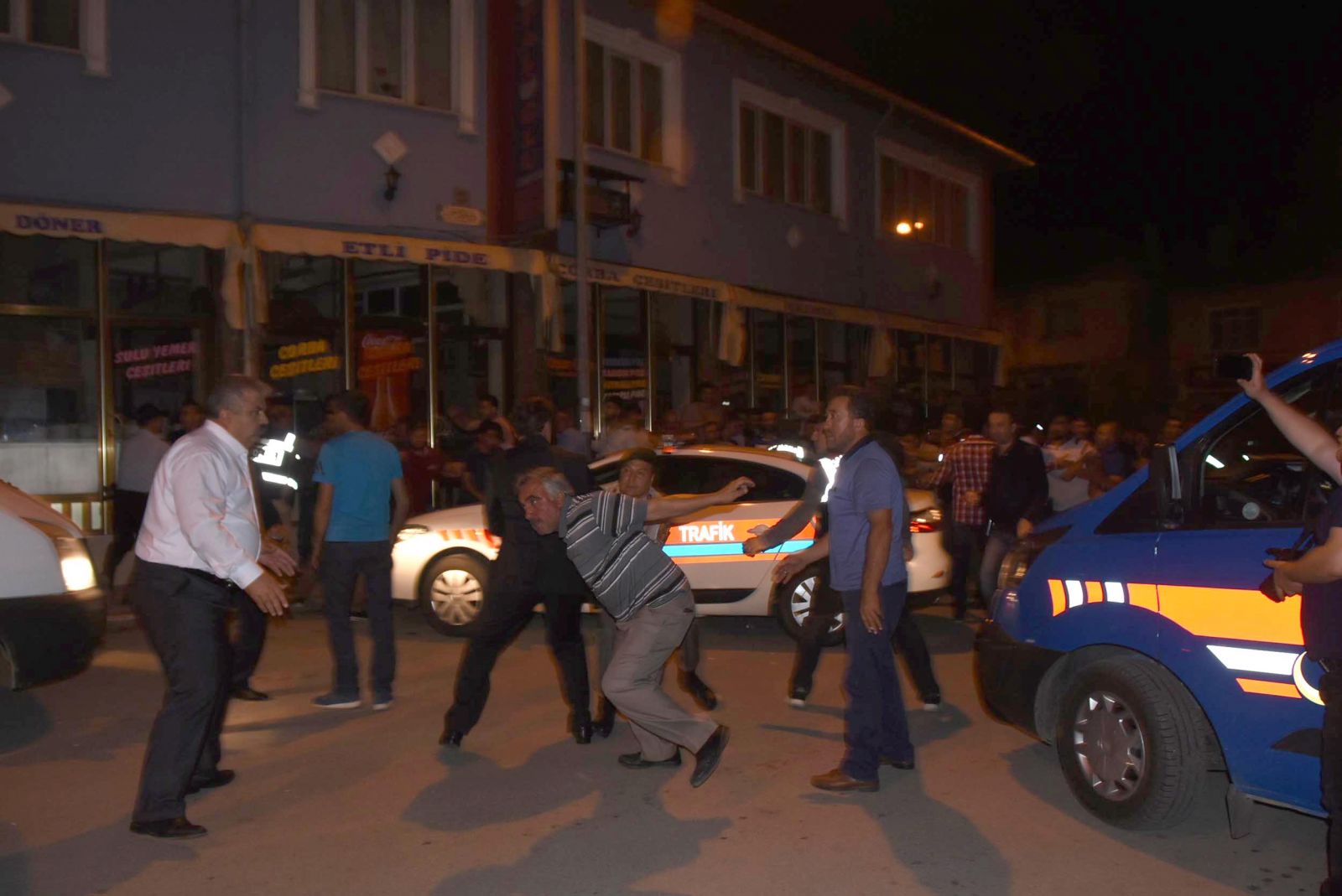 Kütahya'da tehlikeli gerginlik! İlçe sabaha kadar uyumadı...