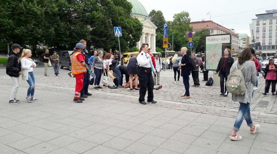 Finlandiya'da eli bıçaklı adam, çevredekilere saldırdı