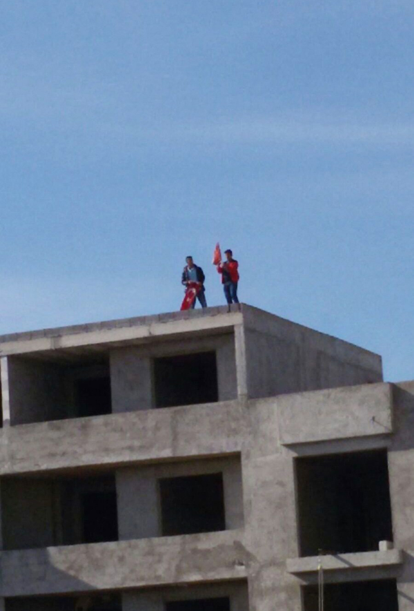 3 arkadaş ceplerindeki paraları birleştirip aldıkları Türk bayrağını...