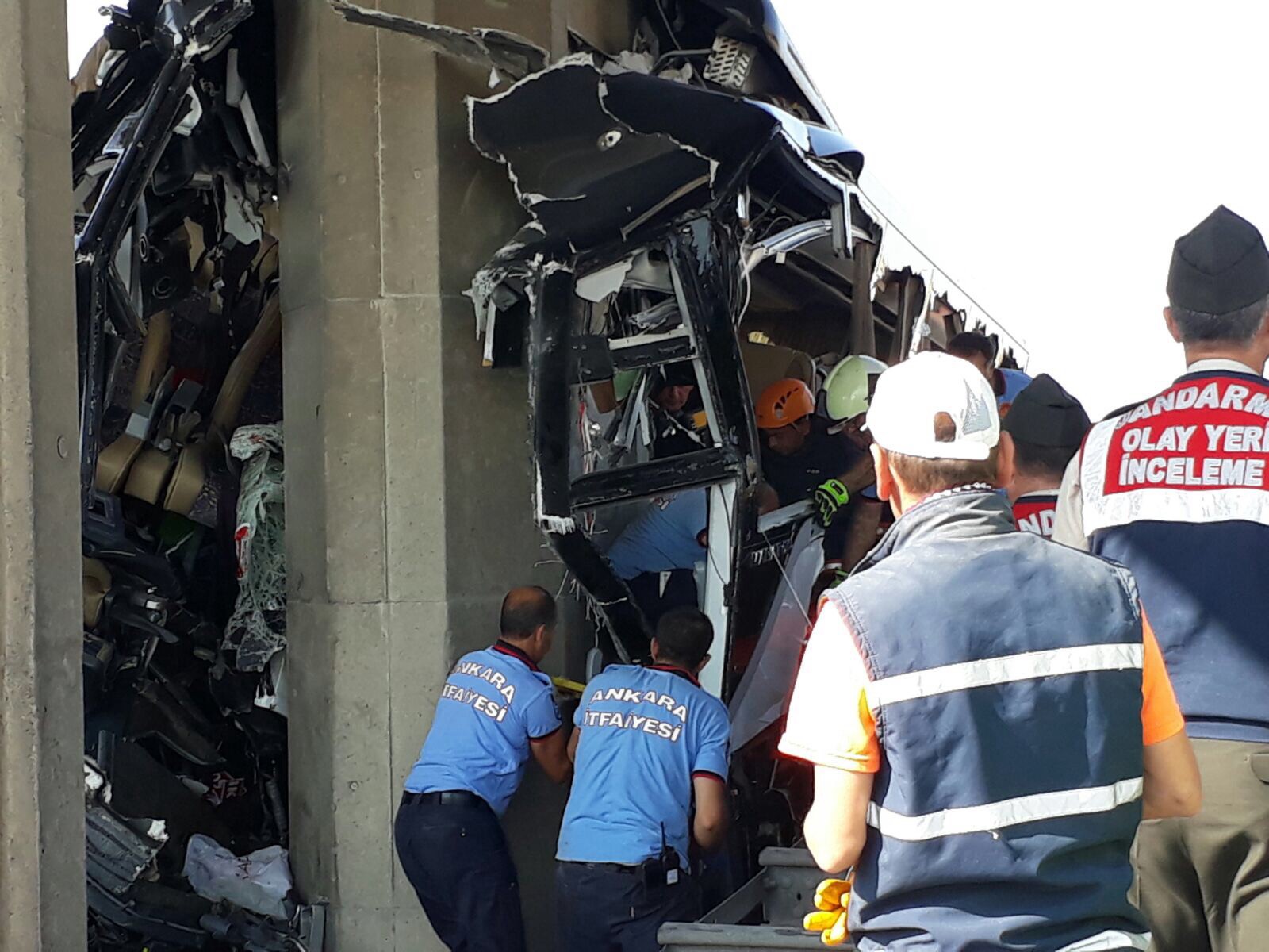 Otobüs köprü ayağına çarptı: Çok sayıda ölü ve yaralı var