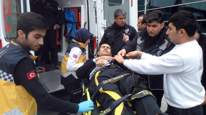 Adliyede akıl almaz olay, 1’i polis 2 yaralı var