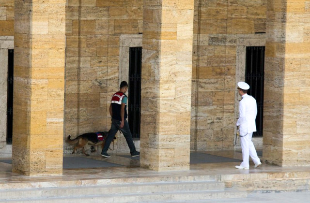 Devlet erkanı tam kadro Anıtkabir'de