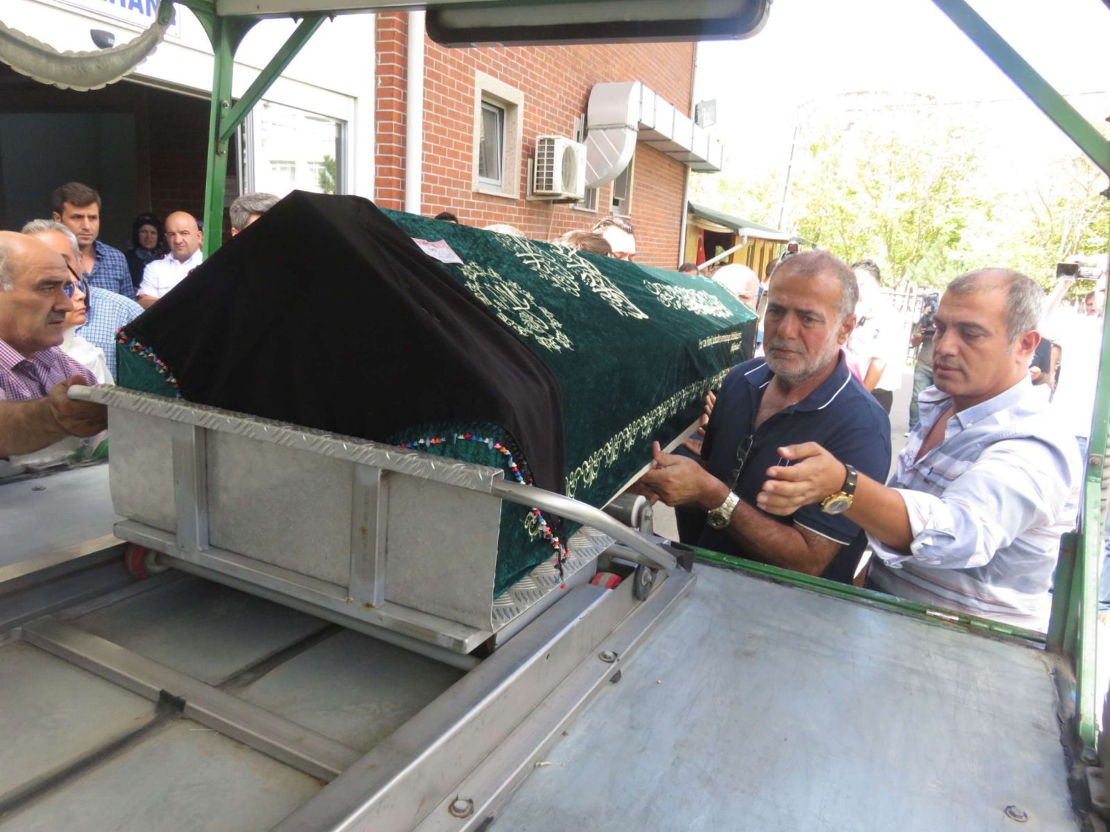 Filiz Aker'in tabutunu abileri taşıdı
