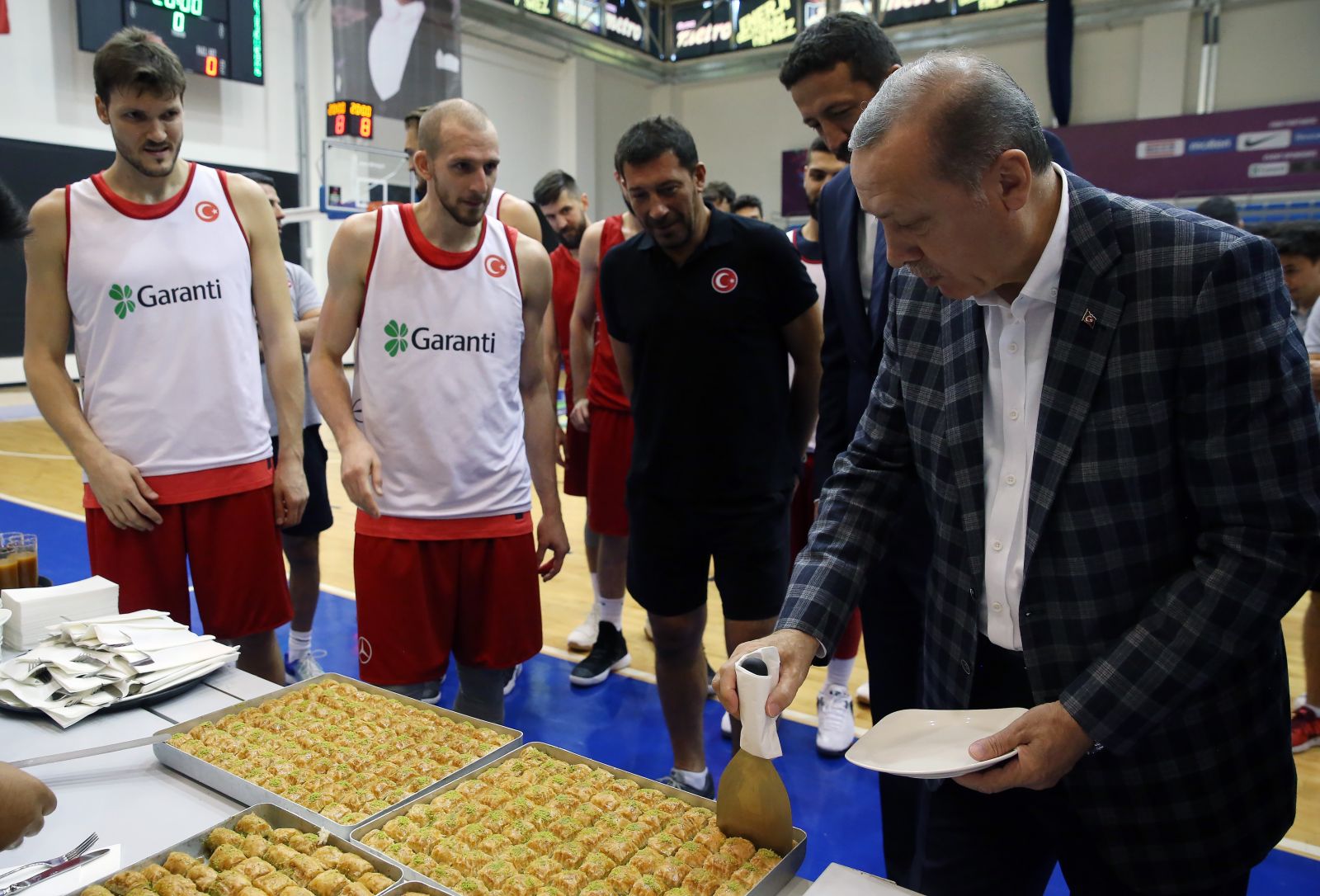 Cumhurbaşkanı Erdoğan'dan millî basketçilere baklava ikramı