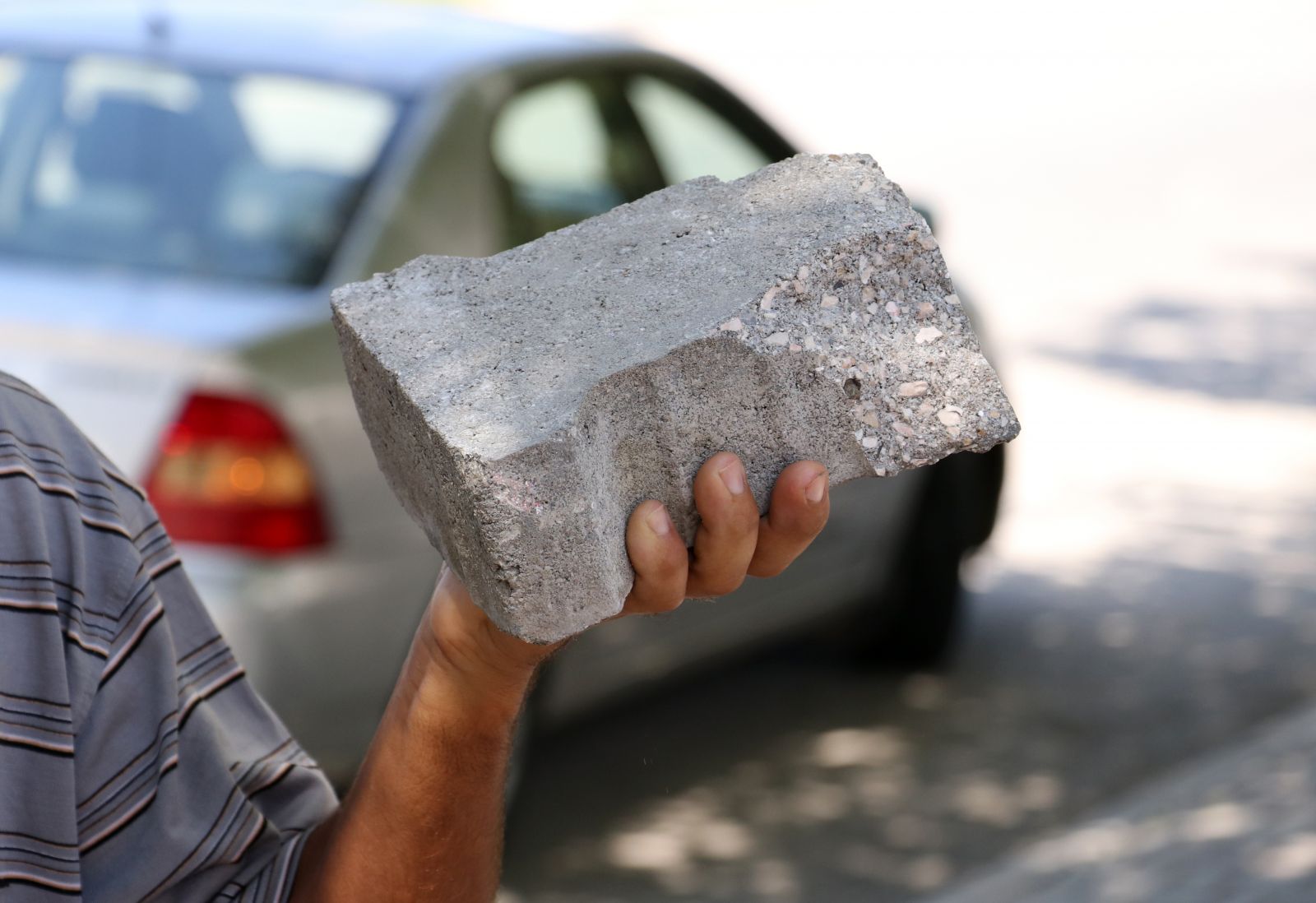 Adana'da halk otobüsüne parke taşı ile saldırdılar