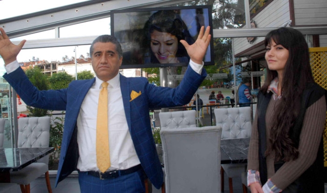 Ünlü türkücü Rus mankenle çektiği klibin kaydını yaktı