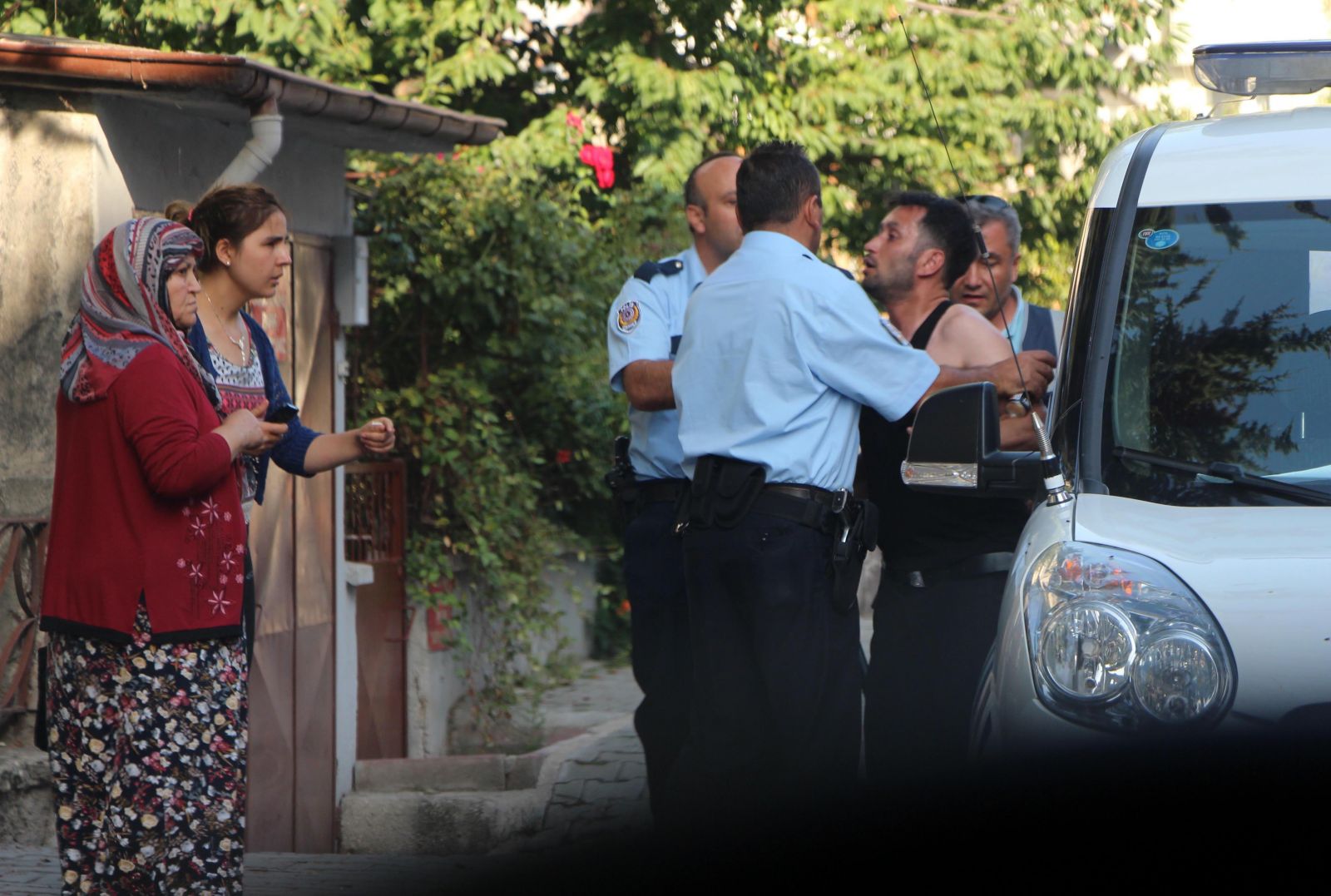 Motosikletli kızlara tüfekle ateş açtı!