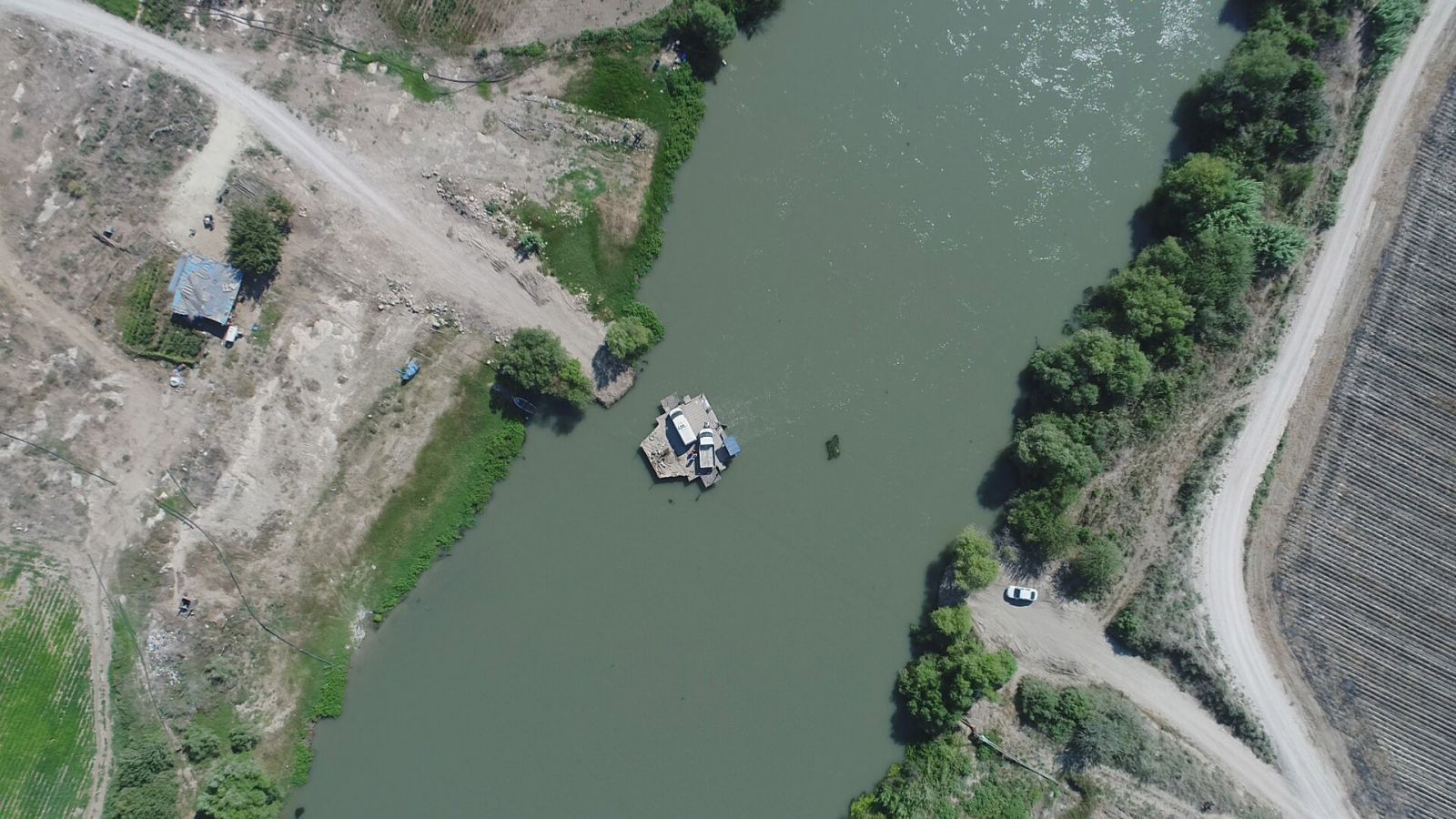 Araçlarını 1,5 asırdır nehirde salla taşıyorlar