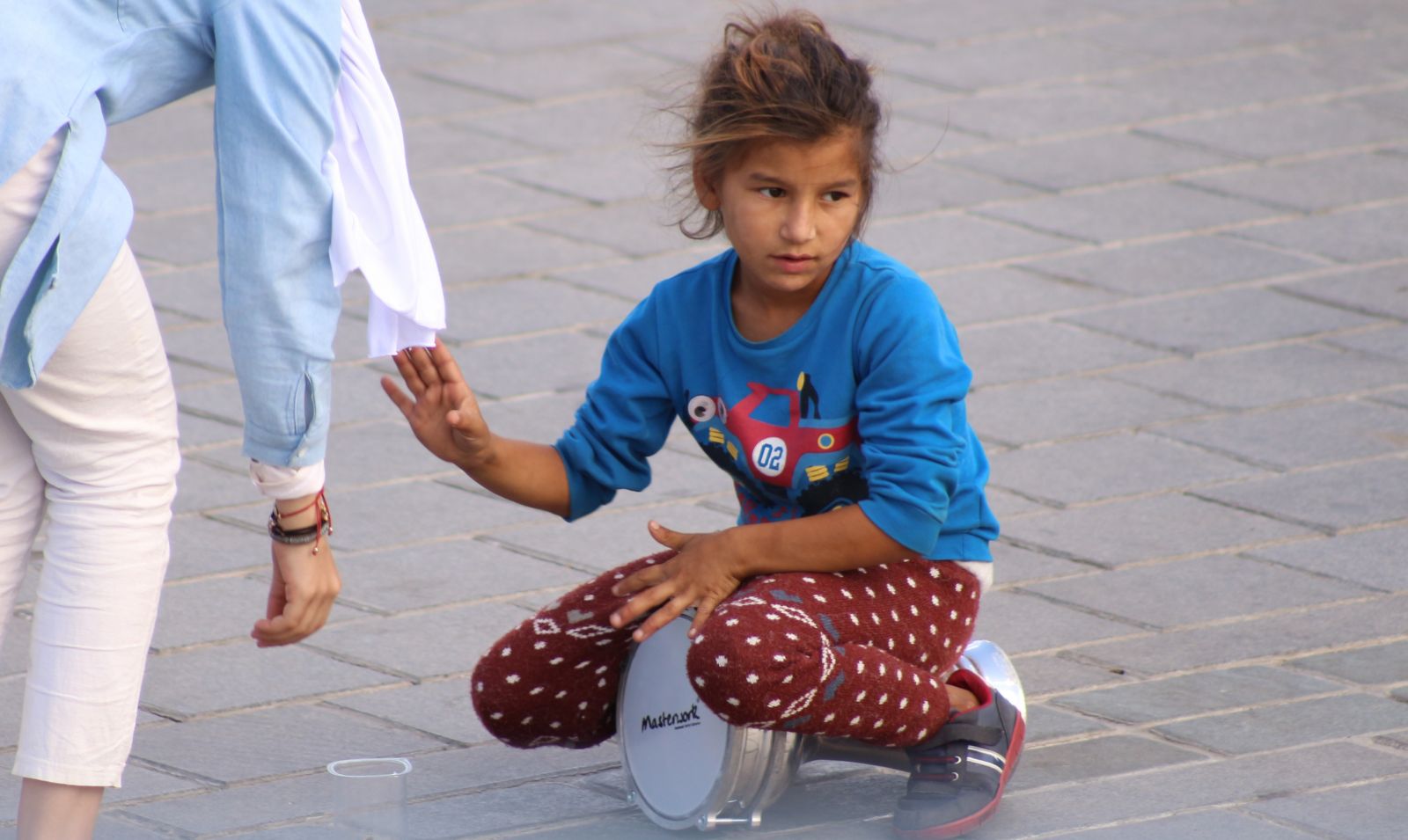 Darbukacı küçük kız, Eminönü'nde ilgi odağı oldu
