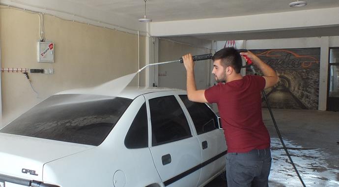Sivas'ta tazyikli suyla yıkanan esnaf konuştu