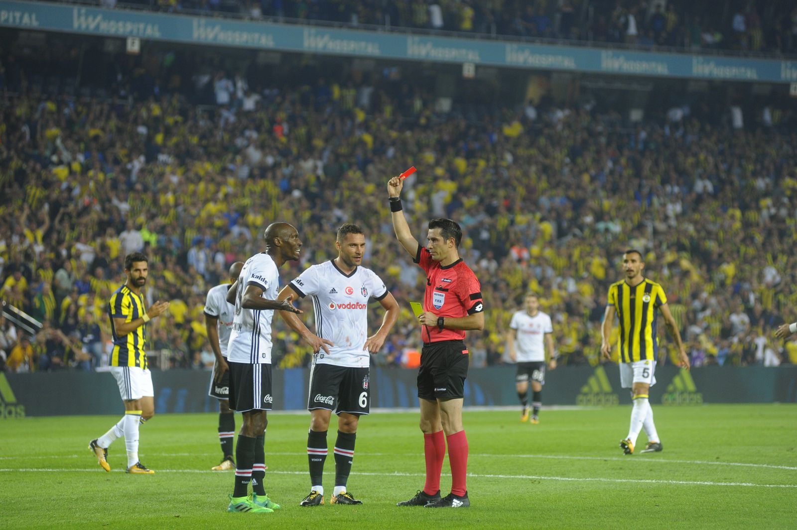 Fenerbahçe Beşiktaş maçının hakemi Ali Palabıyık'a tepkiler sürüyor