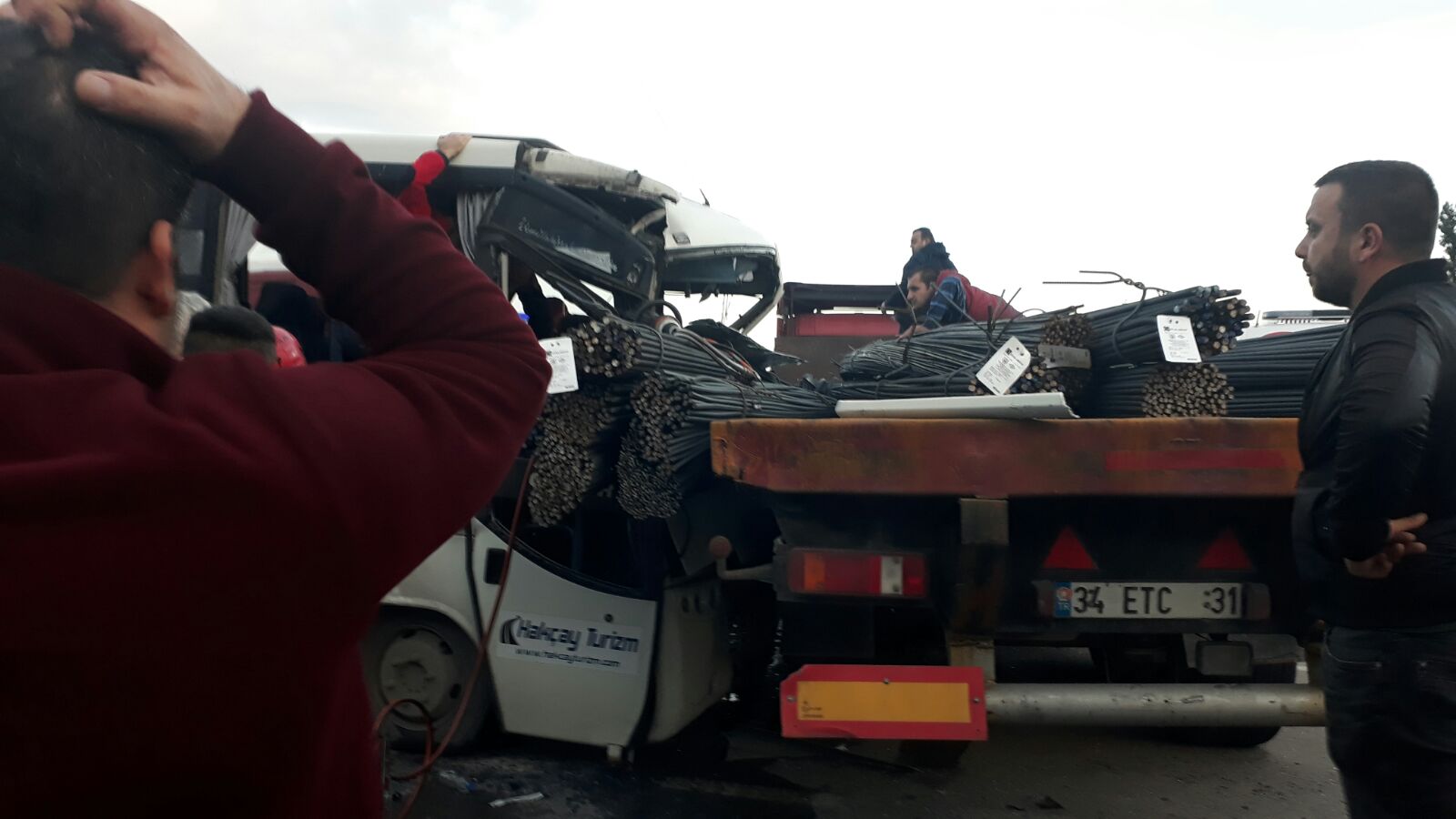 Servis midibüsü ile tır çarpıştı: 21 yaralı