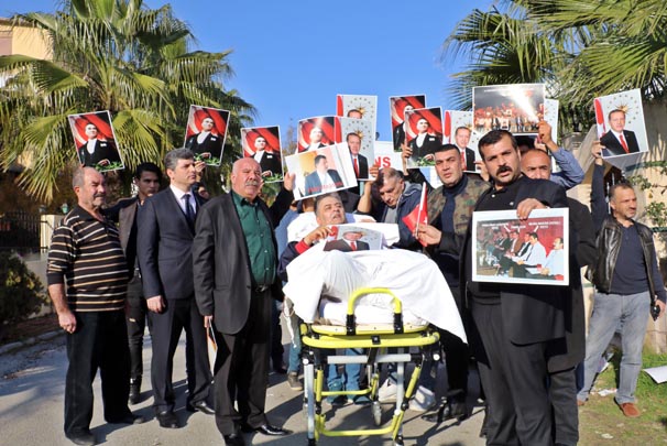 Oteline el konulan iş adamı Süreyya Pekuysal, ambulansla eyleme geldi