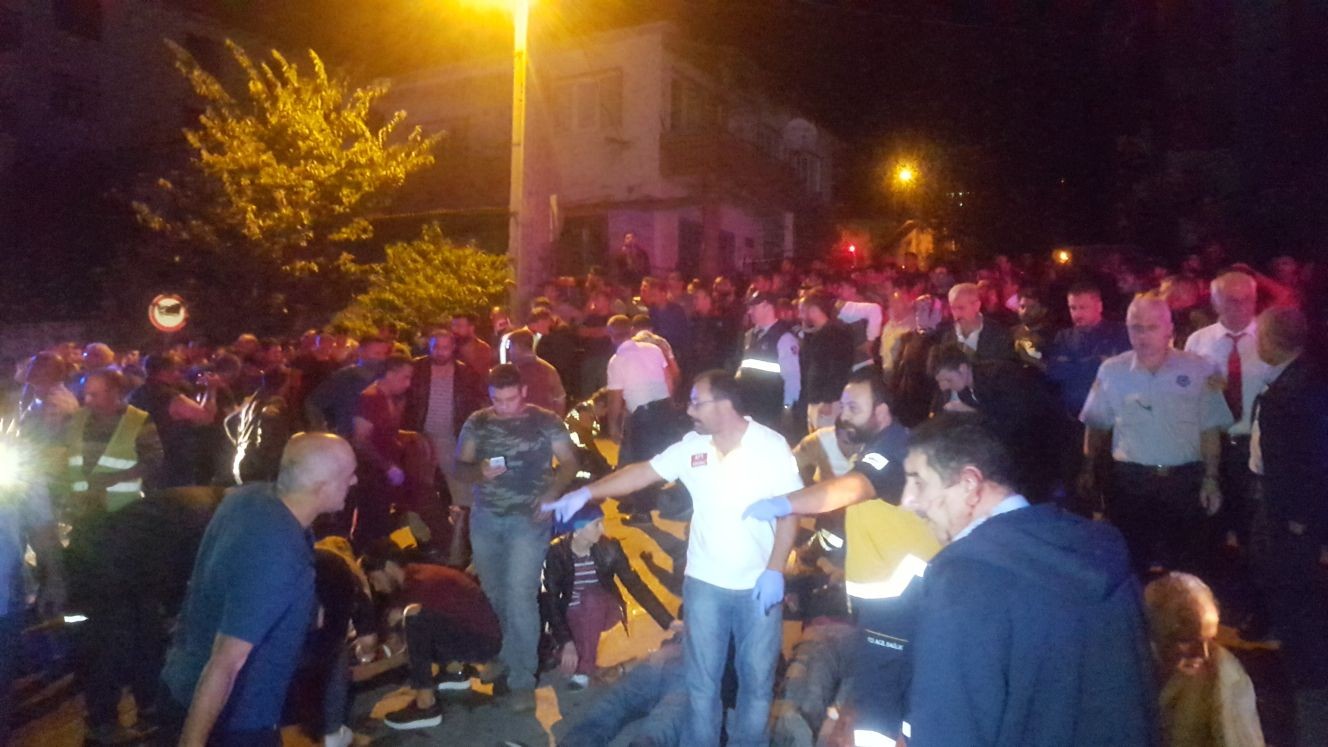 Kocaeli'de tır ile servis minibüsü çarpıştı: Çok sayıda yaralı var