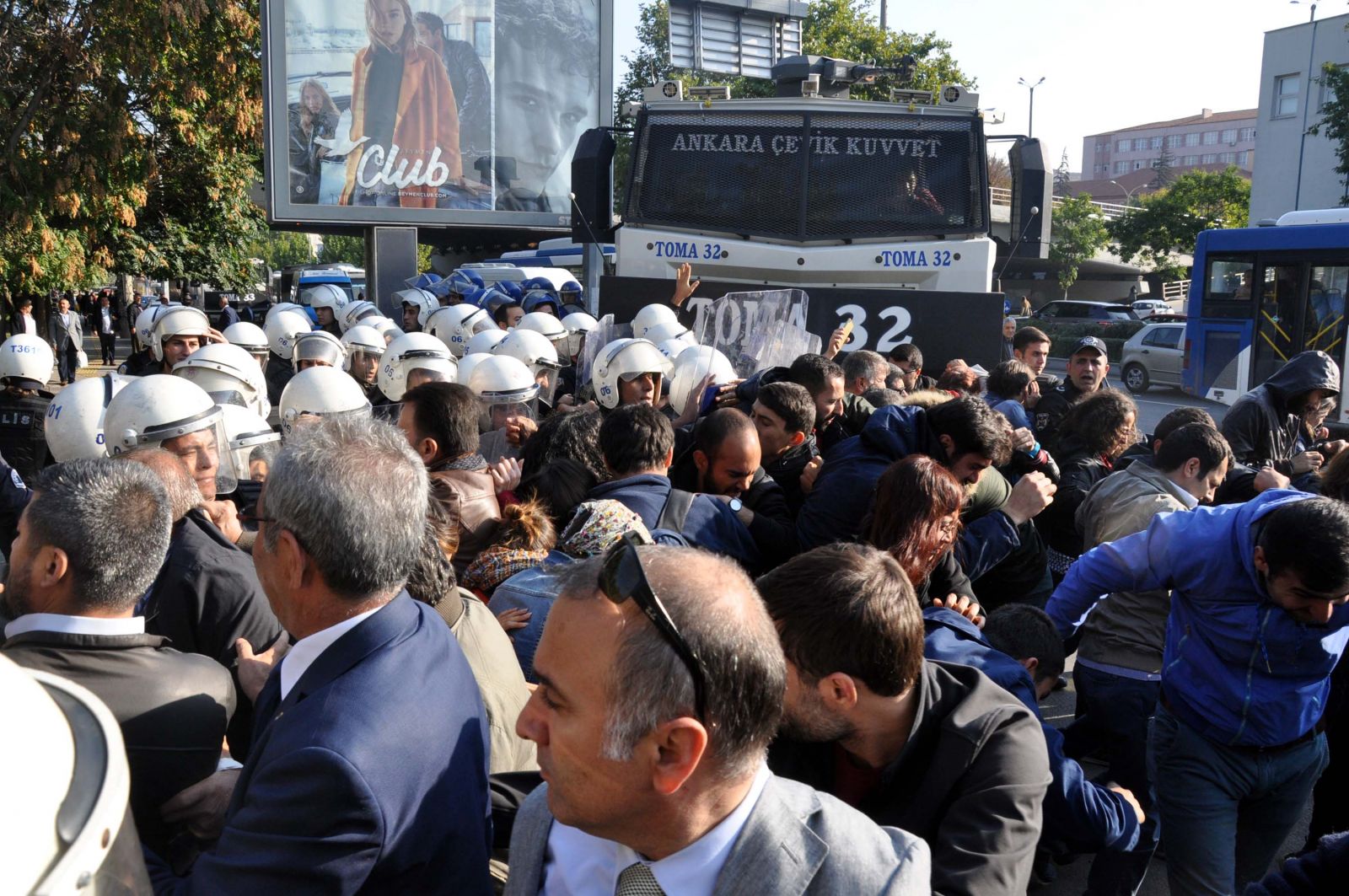 Ankara Garı katliamının yıldönümünde biber gazlı müdahale
