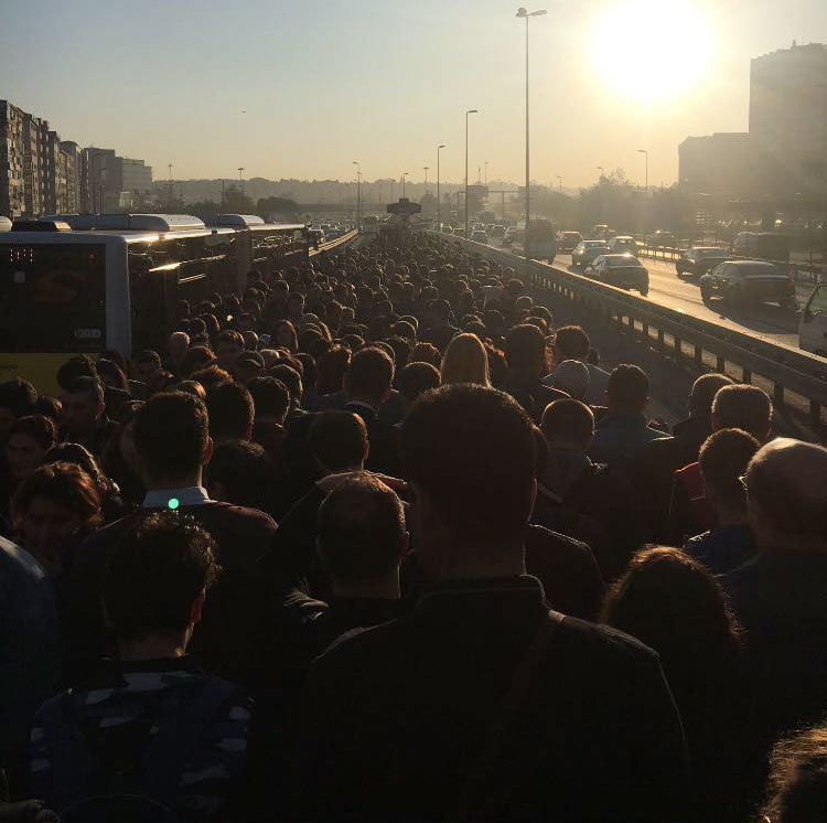 Cevizlibağ'da metrobüs kadın yolcuya çarptı, uzun kuyruklar oluştu