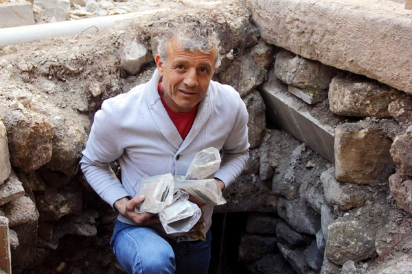 Çöken binadan 3 ton para çıktı!