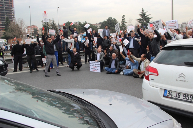 Servis şoförleri E-5’i trafiğe kapattı