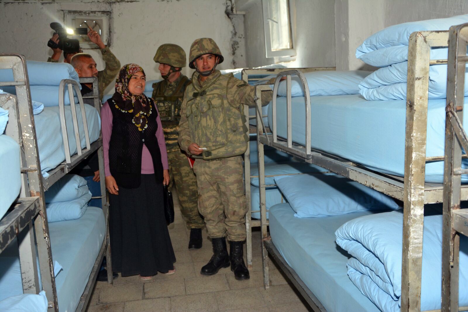 Sınırda nöbet tutan askerle ailesinin duygulandıran buluşması