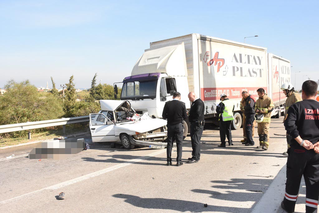 Otomobil tırın altında kaldı, ölü ve yaralı var