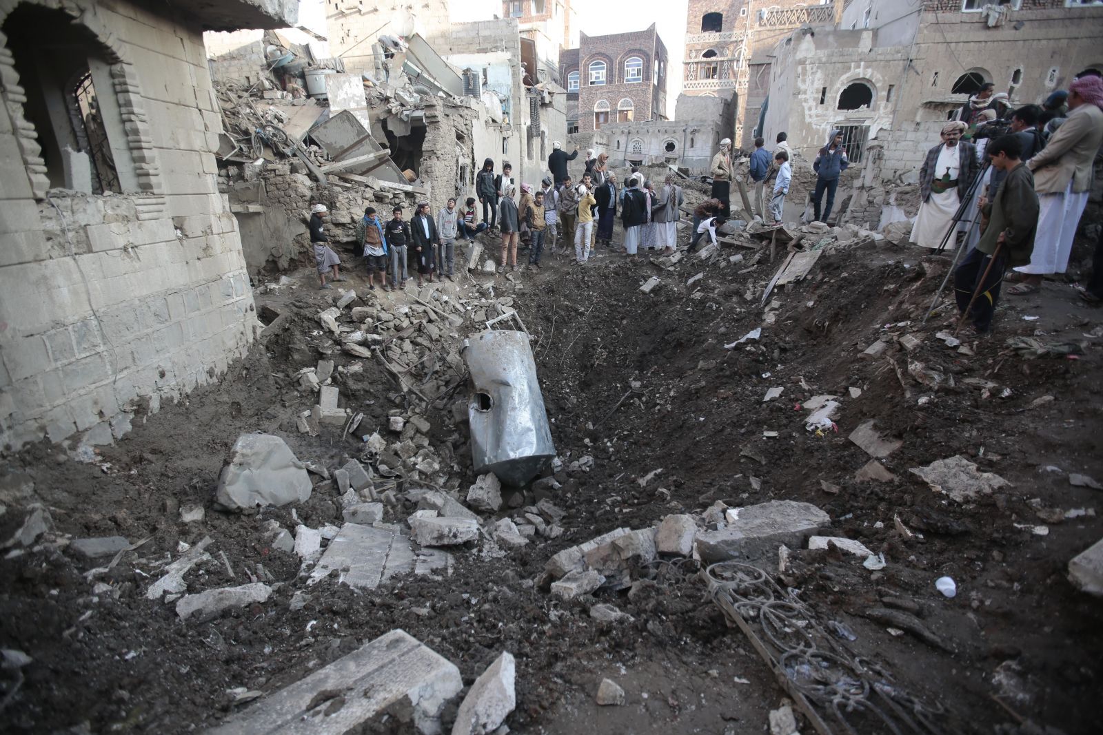 Suudi Arabistan uçakları Yemen'i vurdu