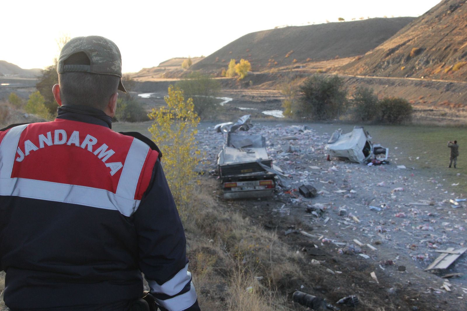 Erzincan'da freni boşalan tır, 25 kilometre sonra şarampole devrildi