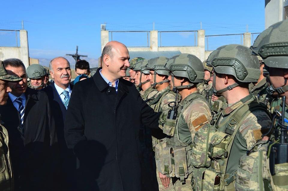İçişleri Bakanı Soylu sınır karakolunda