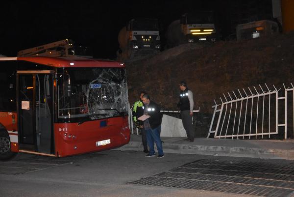 Şoför, park ettiği otobüs hareket edince sıkışarak hayatını kaybetti