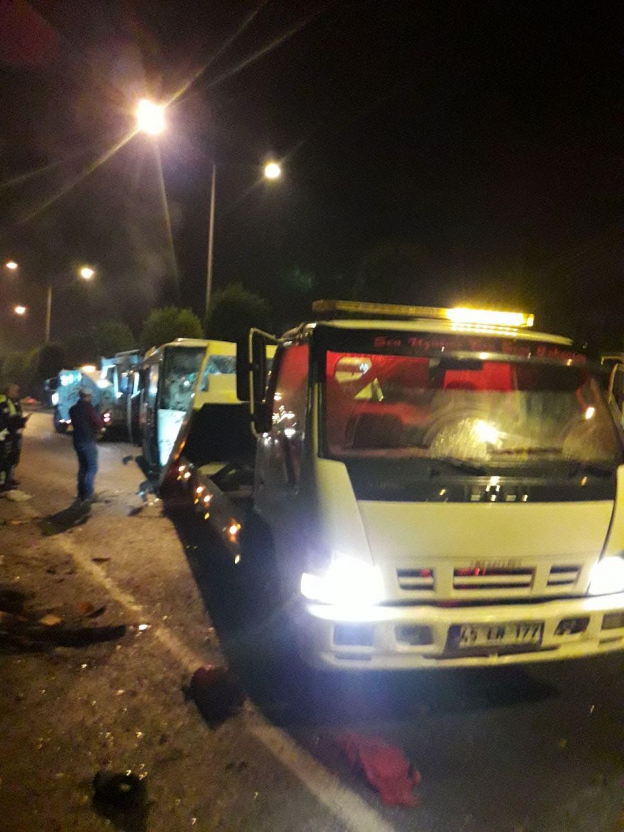 Tır, işçileri taşıyan minibüse çarptı: 1 ölü, 24 yaralı