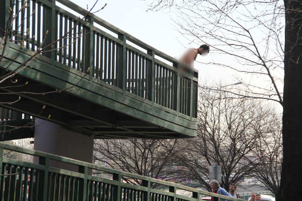 Çırılçıplak soyunan adam üst geçitte intihara kalkıştı!