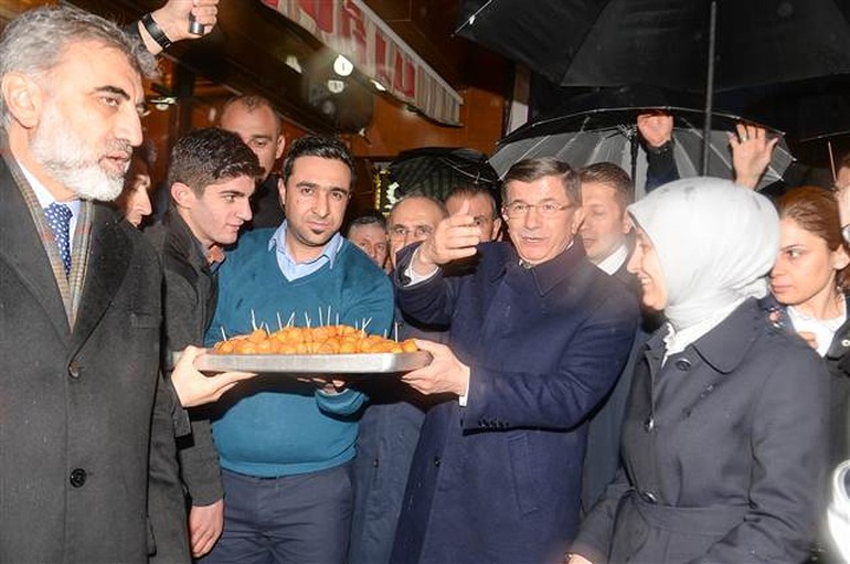 Başbakan Davutoğlu Van'da esnafı ziyaret etti, vatandaşlarla sohbet etti