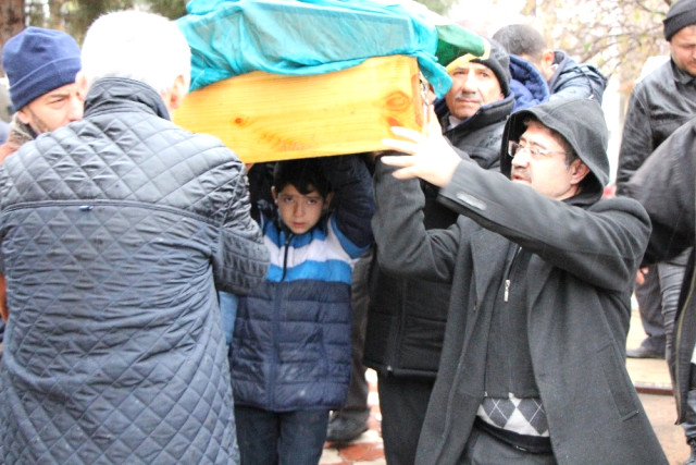 11 yaşındaki çocuk, babası tarafından öldürülen annesinin tabutunu sırtladı