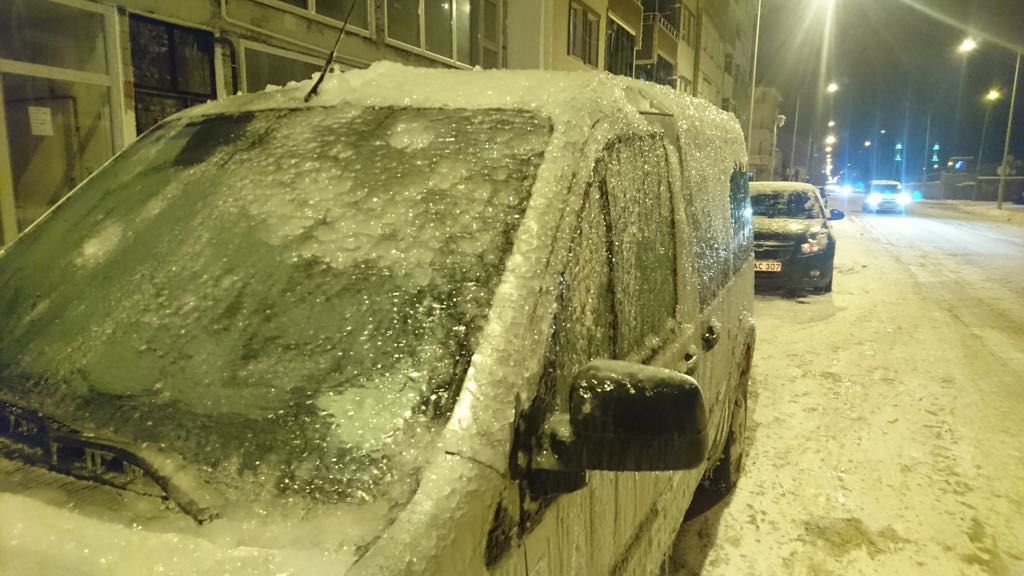 Kars'ta arabalar buz tuttu