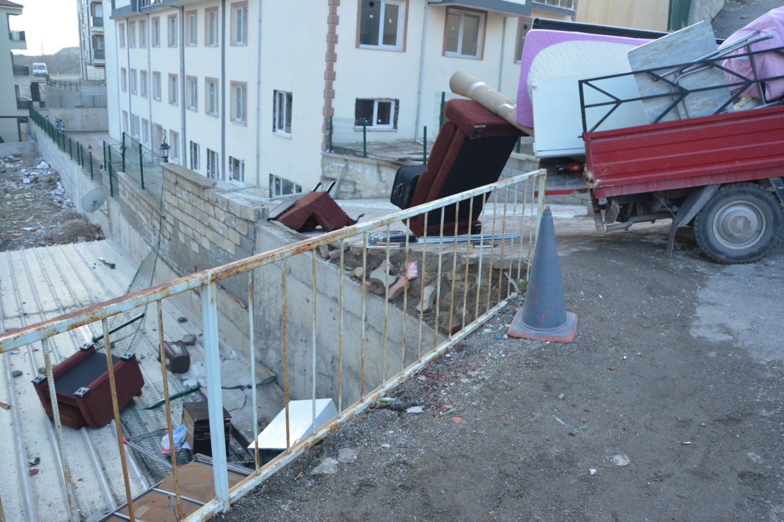 Kamyonet duvara çarptı, kasadaki öğrenci çatıya düştü