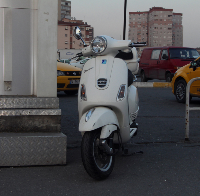 Genç kadın seyir halindeki motosikletinden düştü