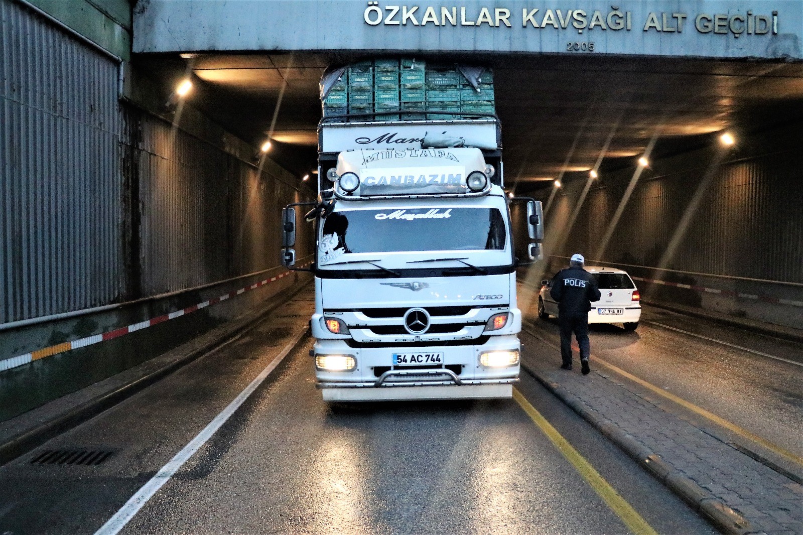 Sebze yüklü kamyon alt geçitte sıkışınca trafik felç oldu