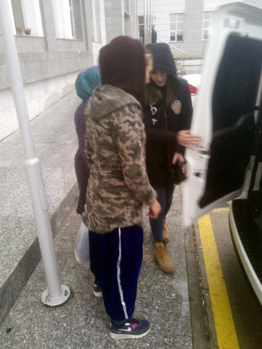 Elektronik kelepçeli 2 kadın hırsızlık yaparken yakalandı