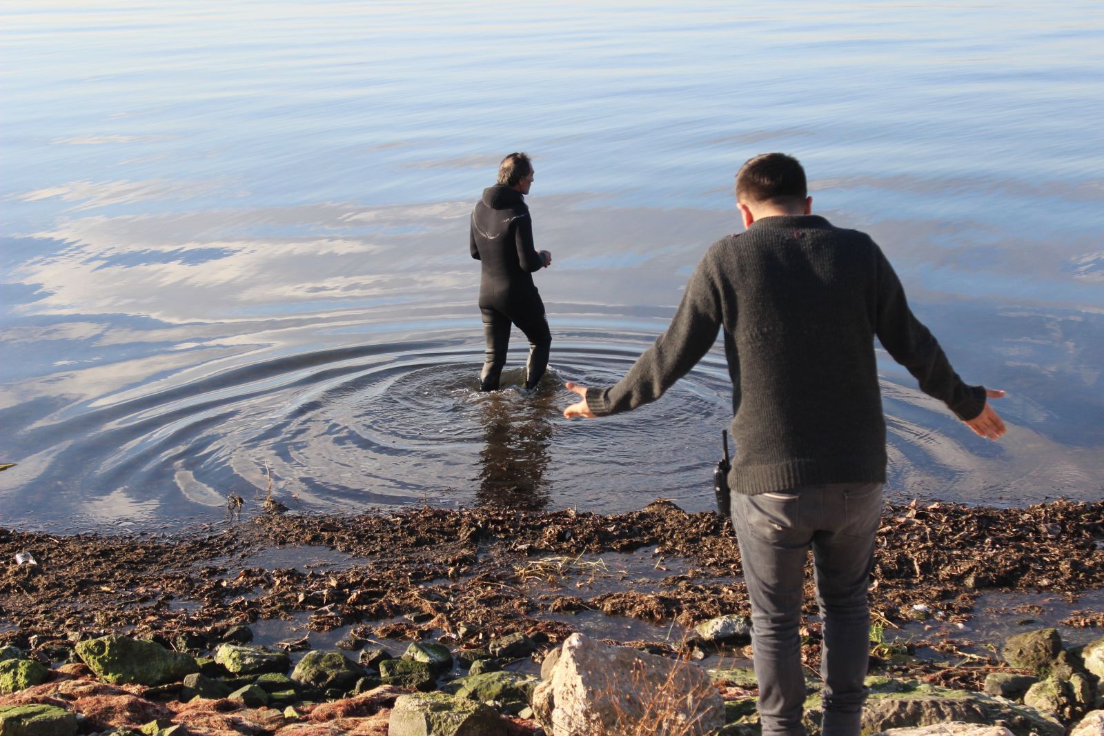 Kaçak midye avcıları ceza yememek için denize kaçtı