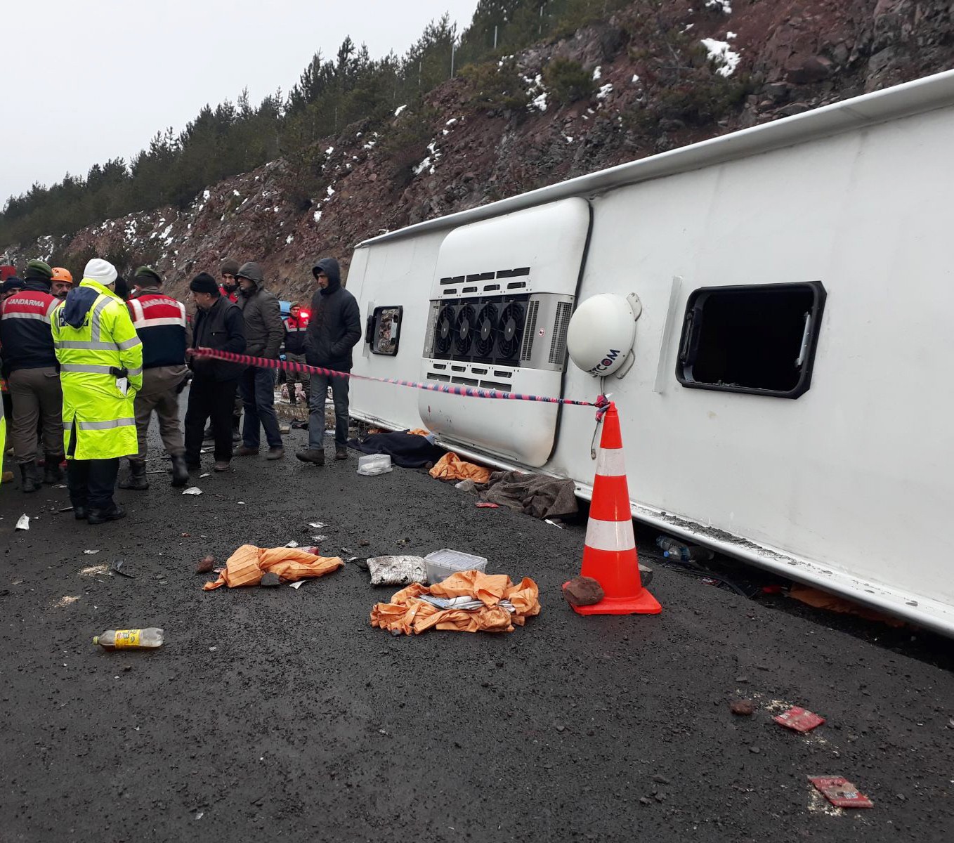 Ankara-İstanbul otobanında otobüs devrildi: 2 ölü, 20 yaralı