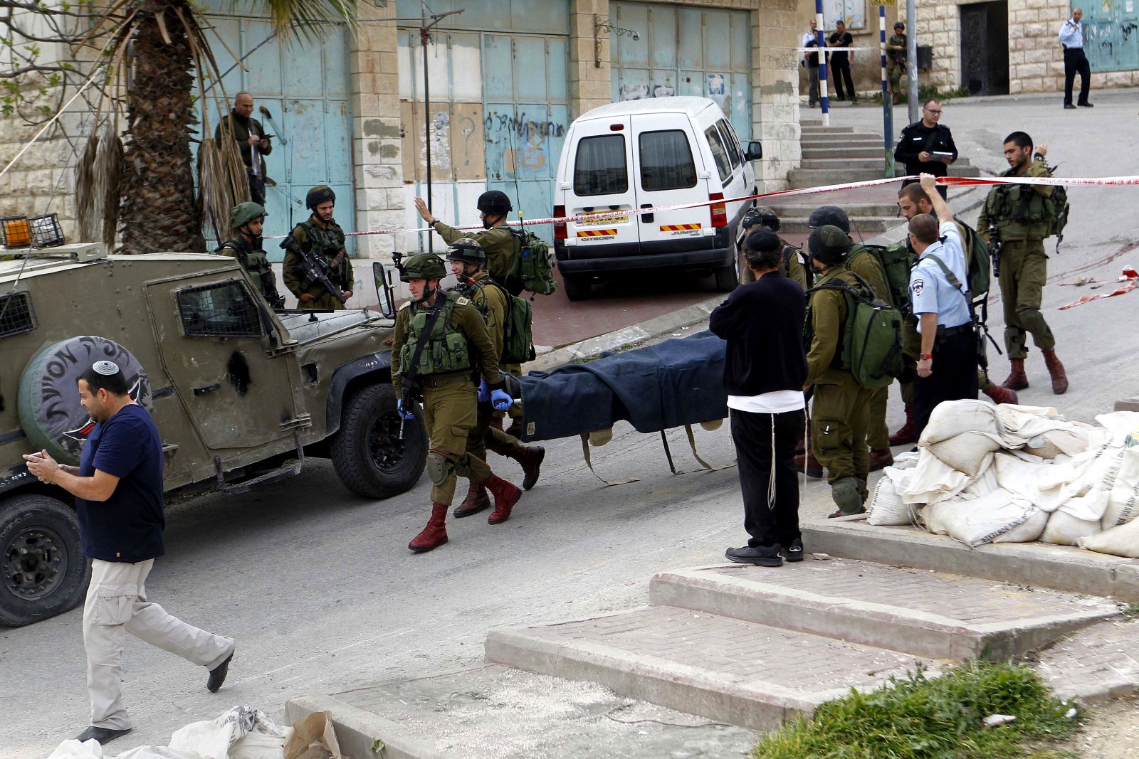 İsrail askeri yaralı halde yerde yatan Filistinliyi infaz etti