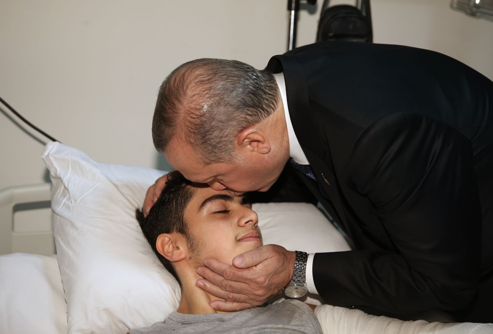 Erdoğan ve Yıldırım elektrik akımına kapılan Harun Polat’ı ziyaret etti