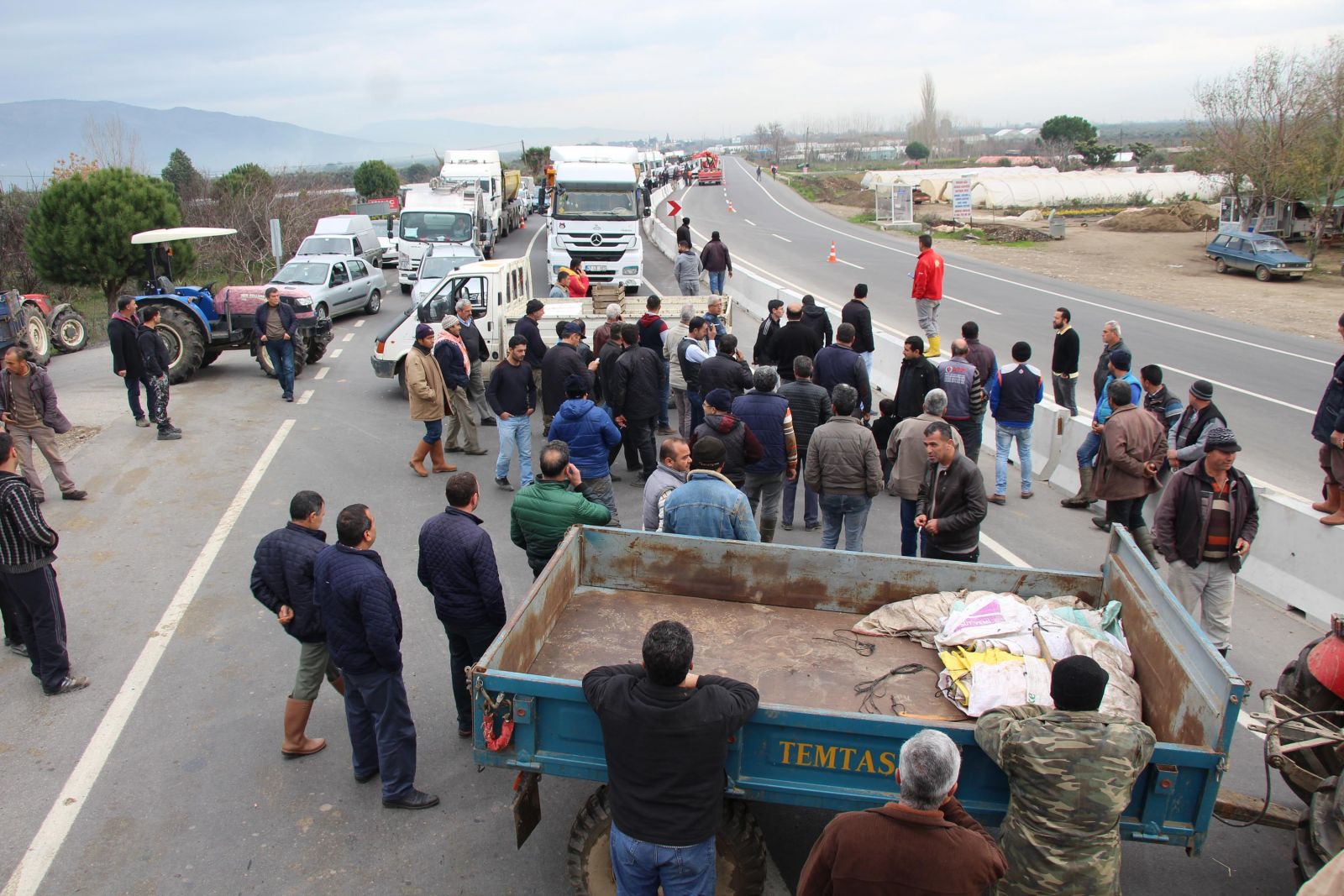 Refüj istemeyen mahalleli yolu trafiğe kapattı
