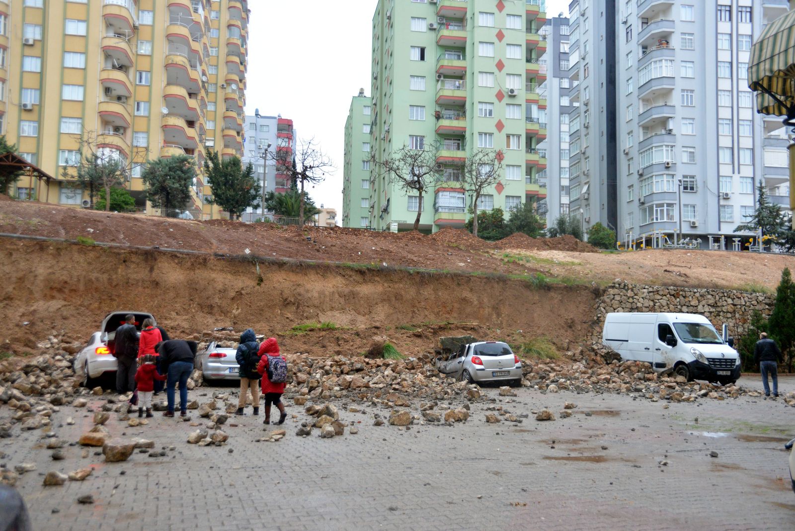 Adana'da istinat duvarı yıkıldı. 4 araç hasar gördü