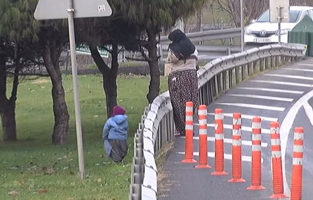 Otomobilden inip kılık değiştirdiler!