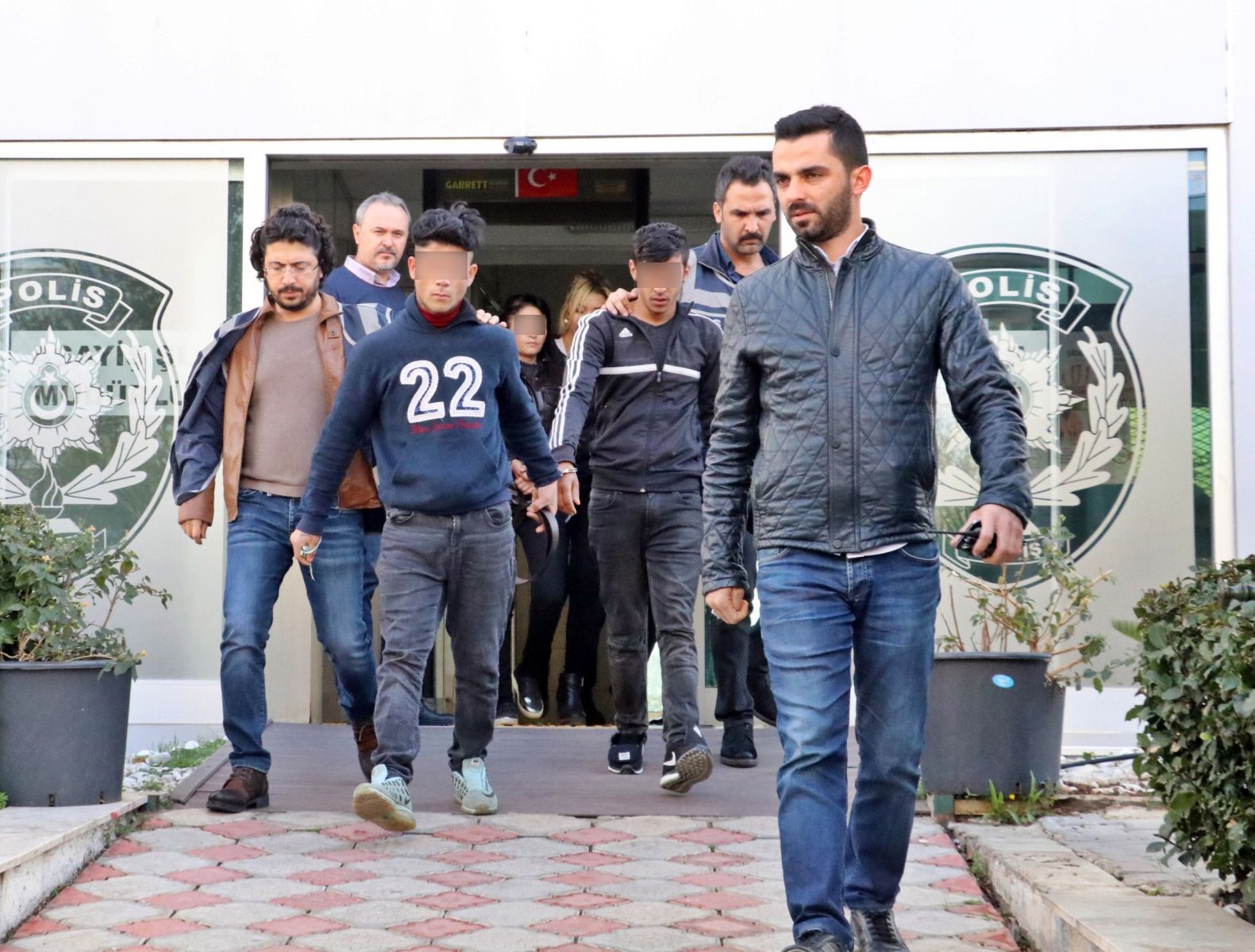 Eve çağırdıkları küçük kızı tekme tokat dövüp, canlı yayınladılar